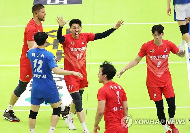 기뻐하는 한국전력 선수들 (수원=연합뉴스) 홍기원 기자 = 26일 경기도 수원실내체육관에서 열린 프로배구 V리그 남자부 플레이오프 2차전 한국전력 빅스톰과 현대캐피탈 스카이워커스의 경기. 득점에 성공한 한국전력 선수들이 기뻐하고 있다. 2023.3.26 xanadu@yna.co.kr