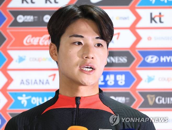 인터뷰하는 설영우 (파주=연합뉴스) 김도훈 기자 = 축구 국가대표 설영우가 26일 오후 경기도 파주 국가대표트레이닝센터(NFC)에서 훈련에 앞서 언론 인터뷰를 하고 있다. 
    설영우는 지난 24일 콜롬비아와의 평가전에서 허리 부상으로 소집 해제된 김진수를 대신해 대표팀에 발탁됐다. 2023.3.26 superdoo82@yna.co.kr