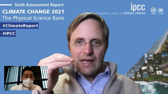 IPCC 6차 평가보고서 저자인 말트 마인스하우젠 호주 멜버른대학교 교수가 JTBC와 인터뷰하고 있다.