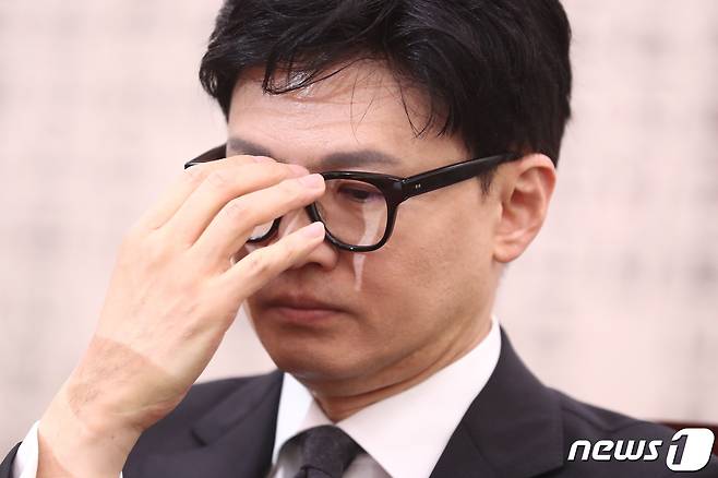 한동훈 법무부 장관이 27일 서울 여의도 국회에서 열린 제404회 국회(임시회) 법제사법위원회 제2차 전체회의에 출석해 안경을 고쳐 쓰고 있다. 2023.3.27/뉴스1 ⓒ News1 유승관 기자