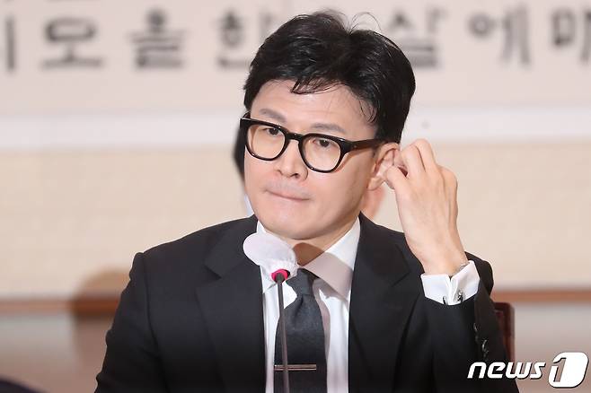 한동훈 법무부 장관이 27일 서울 여의도 국회에서 열린 법제사법위원회 전체회의에서 의원들의 질의를 들으며 생각에 잠겨 있다. 2023.3.27/뉴스1 ⓒ News1 허경 기자