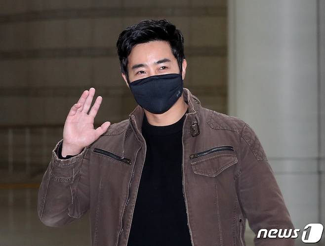 우크라이나군에 가담해 참전했다가 여권법 위반 등 혐의로 기소된 이근 전 대위가 20일 서울 서초구 서울중앙지방법원에서 열린 여권법 위반·도주치상 혐의 공판에 출석하고 있다. 이날 재판부는 이 전 대위의 '뺑소니' 혐의도 병합해 심사했다. 2023.3.20/뉴스1 ⓒ News1 송원영 기자