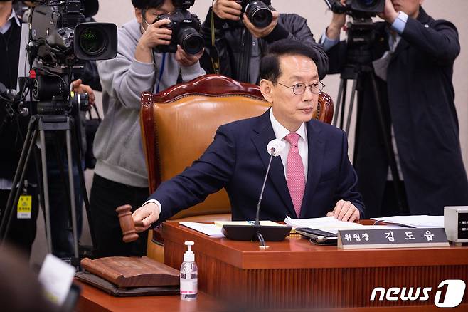 김도읍 국회 법제사법위원장이 27일 서울 여의도 국회에서 열린 제404회 국회(임시회) 법제사법위원회 제2차 전체회의에서 의사봉을 두드리고 있다. 2023.3.27/뉴스1 ⓒ News1 유승관 기자