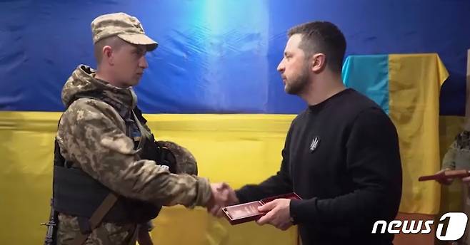 로디미르 젤렌스키 대통령이 27일(현지시간) 남동부 자포리자주(州) 최전선 지역을 방문해 장병에게 훈장을 수여하고 있다. 2023.03.27/뉴스1(텔레그램 갈무리)