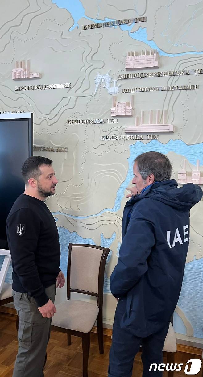 라파엘 그로시 국제원자력기구(IAEA) 사무총장은 27일(현지시간) 트위터를 통해 자포리자시(市)에서 볼로디미르 젤렌스키 우크라이나 대통령을 만나 원전 관련 문제를 논의했다고 밝혔다. 2023.03.27/뉴스1(트위터 갈무리)