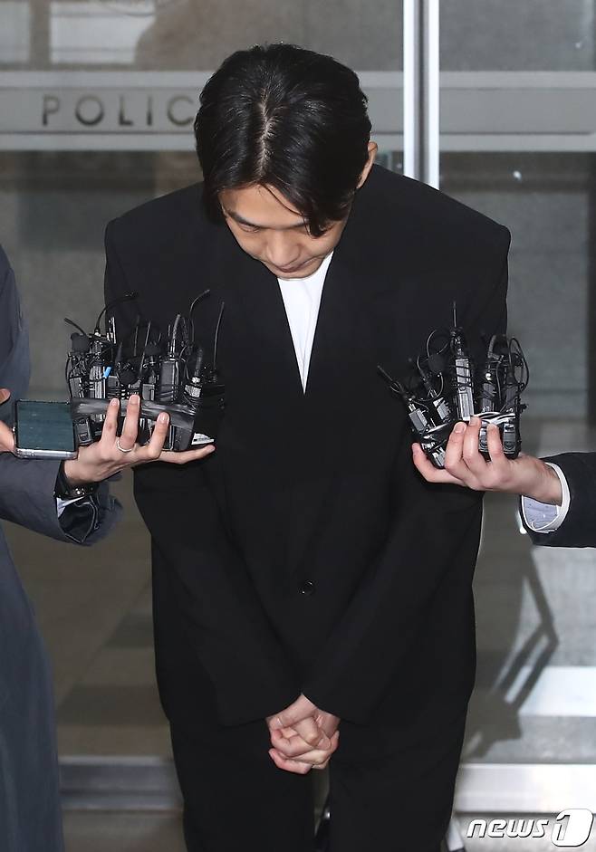 배우 유아인(본명 엄홍식)이 27일 서울 마포구 서울경찰청 마포청사에 출석해 마약 투약 혐의 관련 조사를 마치고 나오며 고개숙여 사과하고 있다. 2023.3.27/뉴스1 ⓒ News1 김민지 기자