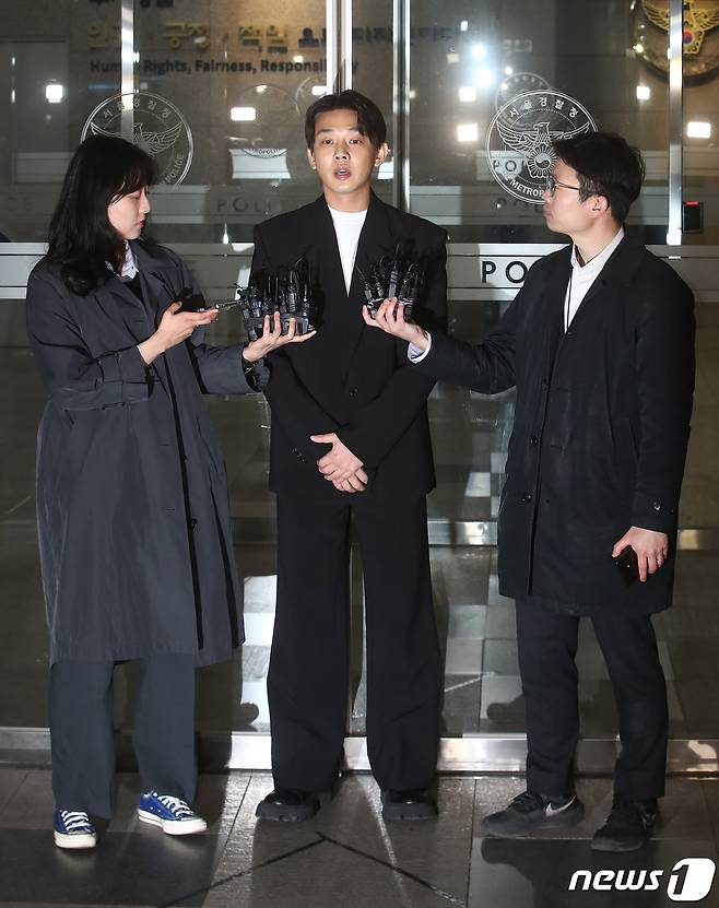배우 유아인(본명 엄홍식)이 27일 서울 마포구 서울경찰청 마포청사에 출석해 마약 투약 혐의 관련 조사를 마치고 나오며 취재진 질의에 답변하고 있다. 2023.3.27/뉴스1 ⓒ News1 김민지 기자