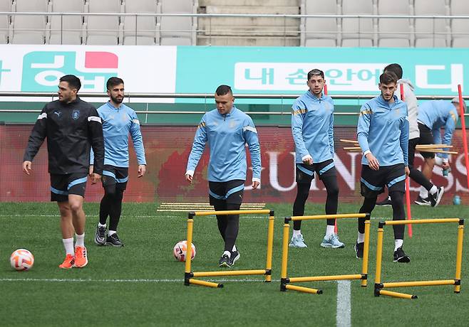 페데리코 발베르데 등 우루과이 축구 대표팀 선수들이 27일 오후 서울 월드컵경기장에서 훈련을 하고 있다. 연합뉴스