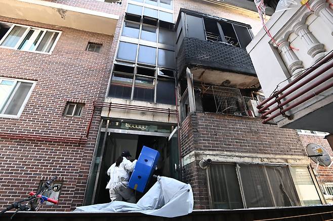 나이지리아 국적 어린이 4명이 숨진 경기도 안산시 단원구 한 빌라 화재현장에서 27일 오전 경찰이 소방 등과 함께 합동감식을 하고 있다. /뉴시스