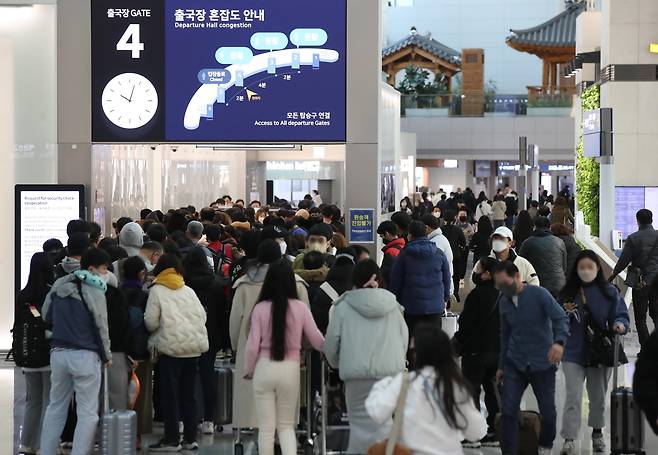 지난 1월 설 연휴를 앞두고 인천국제공항 제1여객터미널 출국장 입구가 이용객들로 북적이고 있다. /뉴시스