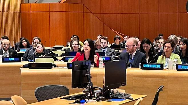 지난 17일(현지 시각) 뉴욕 유엔본부에서 열린 안보리 비공식 회의에서 탈북민 이서현씨가  북한의 실상에 대해 발언하고있다./트위터