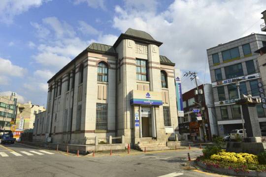 예산군이 군을 대표하는 근대 문화유산 중 하나인 '예산호서은행 본점'에 대한 정밀안전진단을 실시한다.