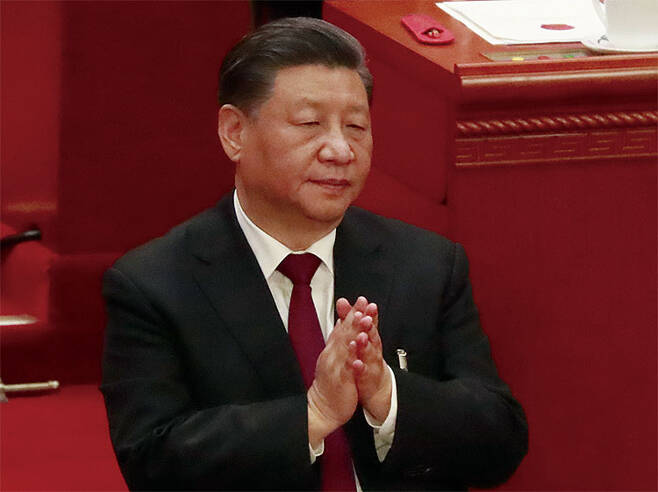 3월 10일 중국 제14기 1차 전국인민대표대회 제3차 전체회의가 열린 베이징 인민대회당에서 중국 시진핑 국가주석이 손뼉을 치고 있다. 사진 연합뉴스