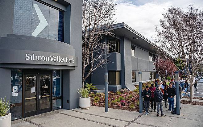 실리콘밸리뱅크(SVB)가 폐쇄된 지 사흘이 지난 3월 13일 미국 캘리포니아주 실리콘밸리에 있는 SVB 본사 앞에 예금을 인출하려는 고객들이 길게 줄을 서 있다. 사진 블룸버그