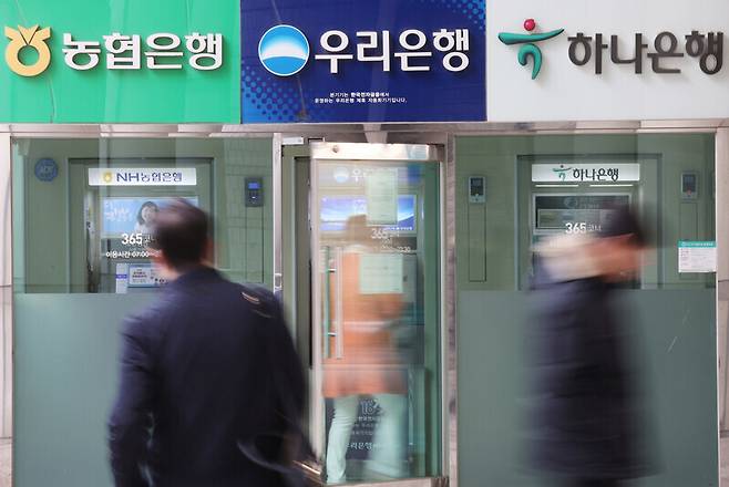 대형 은행들이 ‘돈 잔치’를 벌인다는 비판이 이어지는 가운데 지난달 15일 시민들이 주요 은행 현금인출기를 지나치고 있다. 연합뉴스
