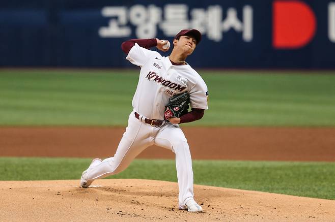 오른팔 동작이 미세 조정돼 수직 무브먼트가 향상한 안우진. 선수는 "수치를 체크했는데 평균 10㎝ 이상 올라왔다"고 흡족해했다. 키움 히어로즈 제공