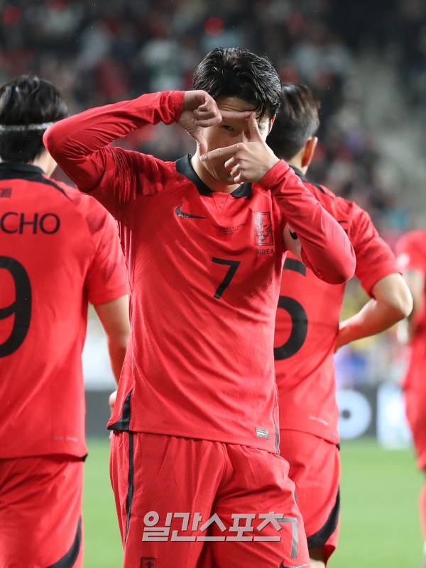 위르겐 클린스만 감독이 이끄는 축구국가대표팀이 24일 오후 울산문수월드컵경기장에서 콜롬비아와 경기를 펼쳤다. 손흥민이 전반 첫골을 성공시키고 환호하고있다. 울산=정시종 기자&nbsp;