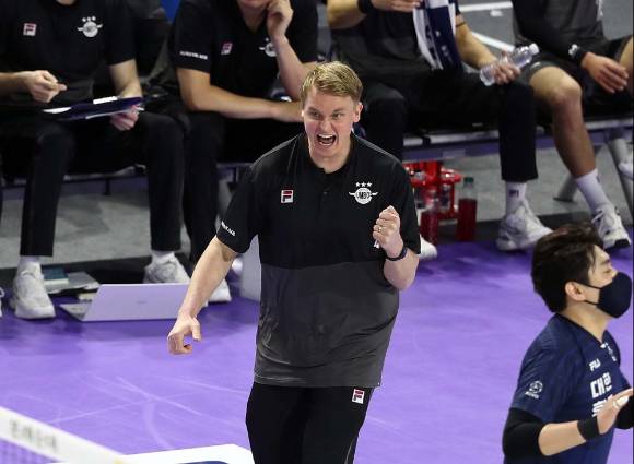 토미 틸리카이넨 대한항공 감독이 16일 열린 우리카드와 홈 경기 도중 공격 득점이 성공하자 벤치에서 주먹을 쥐며 환호하고 있다. [사진=발리볼코리아닷컴]