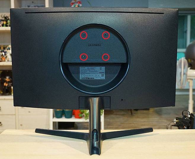 별도의 모니터 스탠드나 모니터 암을 달 수 있는 VESA 홀의 위치 (출처=IT동아)