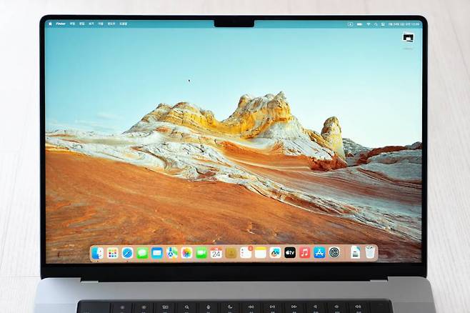 디스플레이는 미니 LED 기술이 사용된 16.2형 리퀴드 레티나 XDR 디스플레이가 탑재됐다. 출처=IT동아