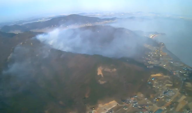 지난 26일 발생한 강화 마니산 산불이 이틀째 이어지고 있다.|산림청 제공