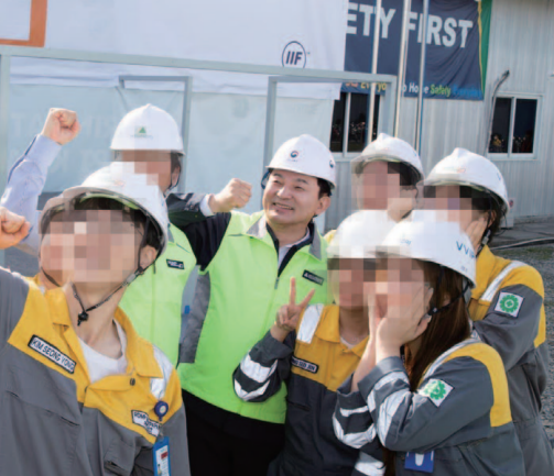 천안 사고 이틀 뒤인 18일 원 장관이 해외 출장 중 올린 현지 한국인 노동자와의 기념촬영 사진. 원희룡 장관 페이스북