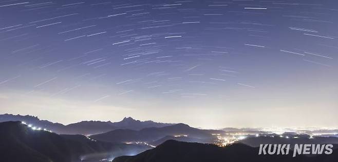 북한산과 서울 서부를 바라보며 담은 별자리 일주 풍경. 늦은 밤이기에 은하수가 하늘을 가득 채워야 함에도 매우 적은 수의 별들만 보여지고 있다. 사진에는 별 이외에도 많은 빛이 있다. 군부대의 등, 도로에는 전조등과 가로등, 도심에는 헤아릴 수 없는 인공빛들이 함께 산란광을 일으키며 별들을 보이지 않게 만드는 것이다, 인공빛의 지혜로운 사용으로 언젠가는 서울 하늘에서도 은하수를 되찾을 수 있기를 희망한다. (16-35렌즈 + 6D, 10초, ISO400, F4.0, 123매 이어붙임)