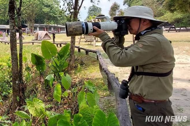정기양 박사가 태국 학회를 마치고 야생조류 촬영을 하고 있다. 정 박사는 그동안 촬영해서 정리해 놓은 새의 종류가 천 가지는 넘는다고 말했다.&nbsp;