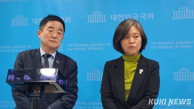 27일 오전 국회 소통관에서 정순신 검사특권 진상조사단 기자회견 후 백브리핑하는 (왼쪽부터) 강득구 의원과 강민정 의원.&nbsp; &nbsp;사진=황인성 기자