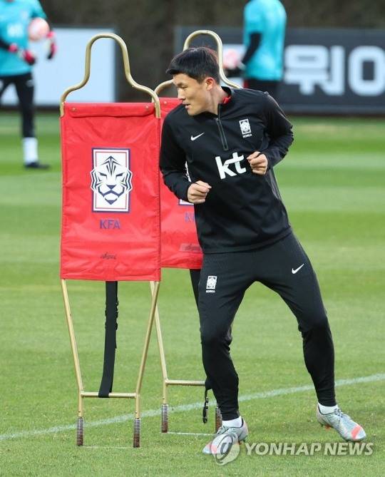 26일 오후 경기도 파주 국가대표트레이닝센터(NFC)에서 열린 축구 국가대표 훈련에서 김민재가 민첩성 훈련을 하고 있다. [연합뉴스]