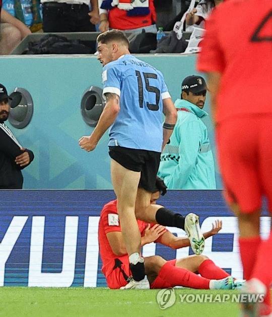 지난해 11월 24일 카타르 월드컵 조별리그 1차전 대한민국과 우루과이 경기. 우루과이 발베르데가 이강인에게 거친 태클을 하고 포효하고 있다. [연합뉴스]