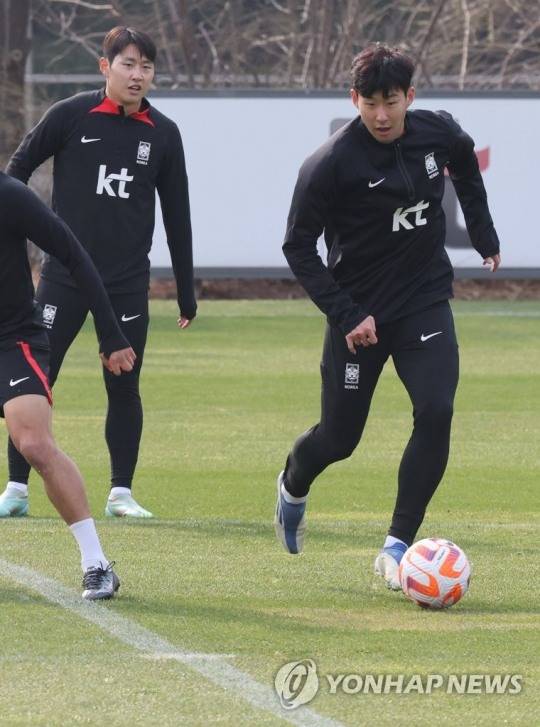 우루과이와 평가전을 하루 앞둔 27일 손흥민 등 대한민국 축구대표팀 선수들이 파주 NFC에서 훈련하고 있다. [연합뉴스]