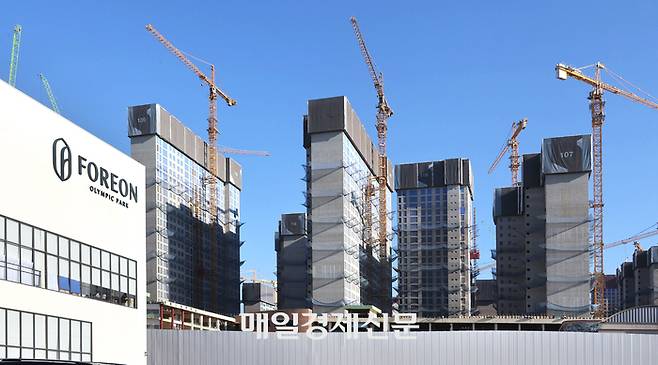 수도권에서 최대 10년인 분양권 전매제한 기간이 이달 말부터 최대 3년으로 대폭 줄어든다. 과밀억제권역인 서울 강동구에 있는 올림픽파크 포레온(둔촌주공)의 전매제한 기간도 기존 8년에서 1년으로 짧아질 예정이다. [매경DB]