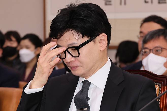 한동훈 법무부 장관이 27일 오전 국회에서 열린 법제사법위원회 전체회의에서 안경을 고쳐 쓰고 있다. [연합]