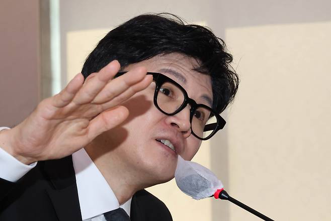 한동훈 법무부 장관이 27일 국회에서 열린 법사위 전체회의에서 의원들의 질의에 답변하고 있다. [연합]