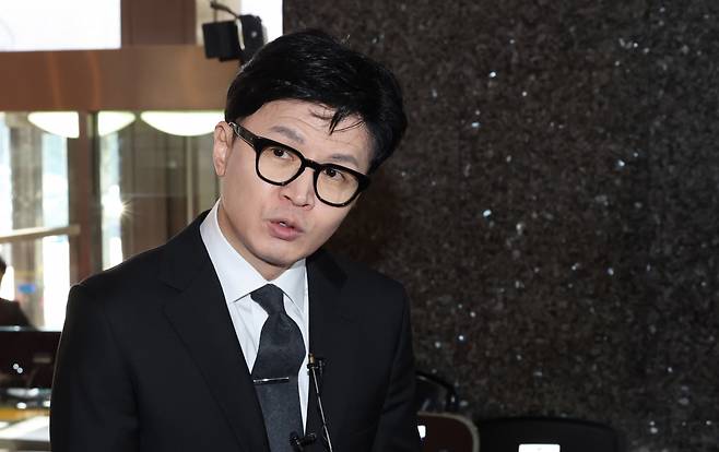 한동훈 법무부 장관이 27일 오전 법사위에 출석하기 위해 서울 여의도 국회에 도착, 취재진의 질문에 답하고 있다. [연합]