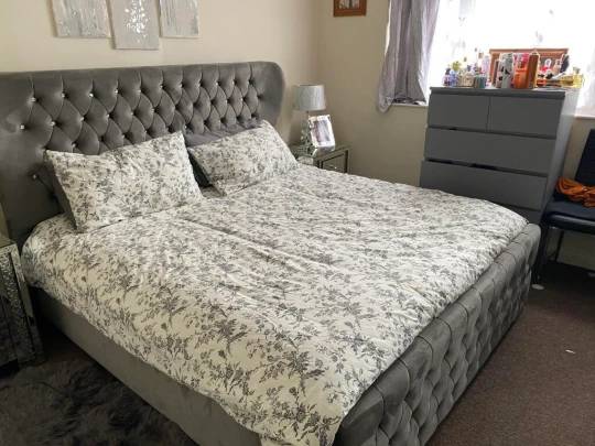 [서울=뉴시스] 영국 런던 북부의 한 도시에 14년 1개월 동안 매물로 나와있는 이 2층 주택 실내는 외관과는 달리 깔끔하다. (사진출처 : 영국 메트로 갈무리)2023.03.25 *재판매 및 DB 금지