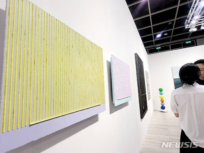 [홍콩=뉴시스]박현주미술전문기자 =국제갤러리에서 선보인 박서보 신작 세라믹 묘법. 도자로 만든 작업은 무게감으로 30호 크기가 최대로 이번에 출품한 화사한 색감의 4점은 첫날 모두 판매됐다. 작품가격은 한화 2억5000만원선이다.  2023.03.22. hyun@newsis.com