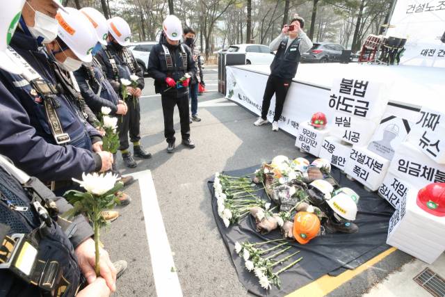 ▲건설노조 대전세종지역본부와 대전 건설노조공안탄압대책위는 대전 서구 대전고용노동청 앞에서 안전기원제를 진행했다. 사전행사로 건설 현장에서 사망한 노동자들을 추모하고 헌화하는 시간을 가졌다. 사진은 추모하고 있는 건설노조원. ⓒ연합뉴스