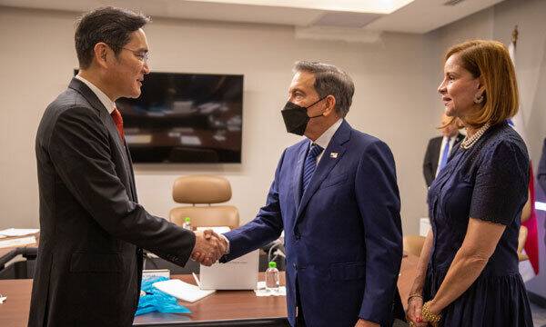 이재용 삼성전자 회장(왼쪽)이 지난해 9월 파나마 대통령궁에서 라우렌티노 코르티소 대통령을 만나 악수하고 있다. 삼성전자 제공