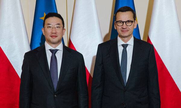 구광모 LG그룹 회장(왼쪽)이 지난해 10월 폴란드 바르샤바 총리실에서 마테우시 모라비에츠키 폴란드 총리를 예방하고 있다. LG 제공