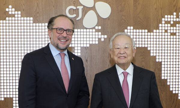 손경식 CJ그룹 회장(오른쪽)이 지난해 10월 알렉산더 샬렌베르크 오스트리아 외교장관을 만나 2030부산세계박람회 유치 지원을 당부했다. CJ 제공