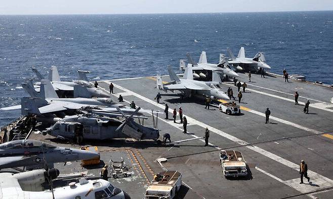 한미 해군 연합 해상훈련이 열린 27일 제주 남쪽 공해상에 진입한 미 핵추진 항공모함 ''니미츠''(CVN 68·10만t급)에서 F/A-18F 슈퍼호넷의 이·착함 훈련이 진행되고 있다. 연합뉴스
