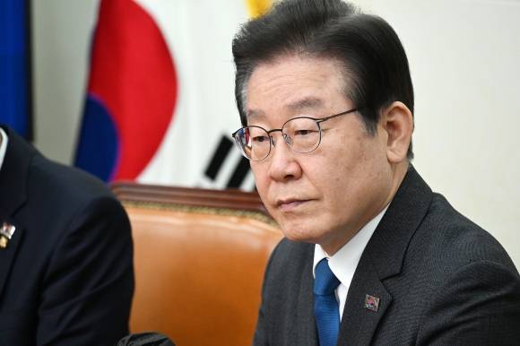 이재명 더불어민주당 대표가 27일 서울 여의도 국회에서 열린 최고위원회의에 참석해 생각에 잠겨 있다. 2023.3.27 오장환 기자