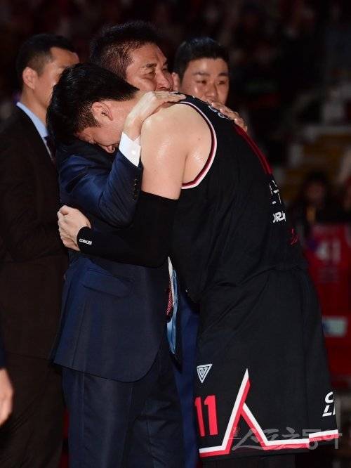 26일 경기도 안양실내체육관에서 열린 ‘2022-2023 SKT 에이닷 프로농구’ 안양 KGC와 원주 DB의 경기 중 KGC 양희종이 은퇴식에서 김상식 감독에게 안기고 있다. 안양 | 주현희 기자 teth1147@donga.com