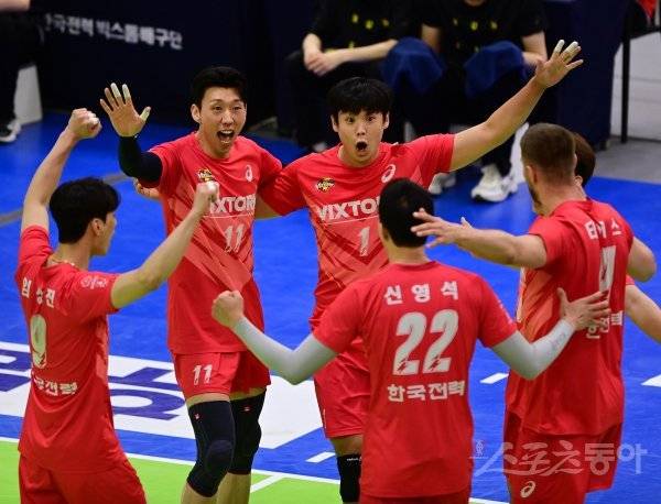 한국전력이 현대캐피탈과 PO를 최종 3차전까지 몰고 갔다. 26일 수원체육관에서 벌어진 현태캐피탈과 PO 2차전 홈경기에서 세트스코어 3-2 승리를 거뒀다. 경기 도중 득점한 뒤 기뻐하는 한국전력선수들. 수원 | 주현희 기자 teth1147@donga.com