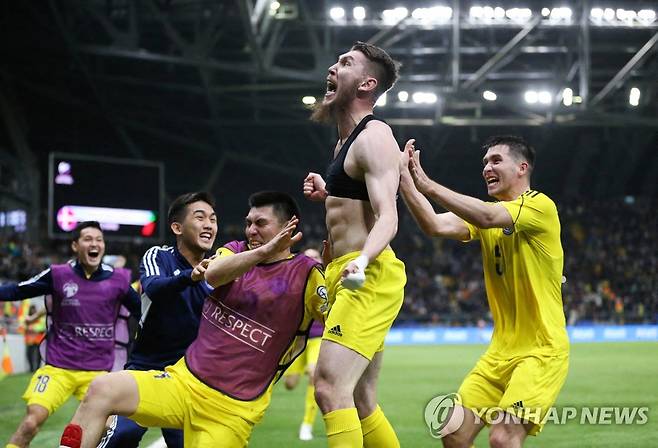 역전골 넣은 아임베토프와 카자흐 대표팀 동료들 [로이터=연합뉴스]