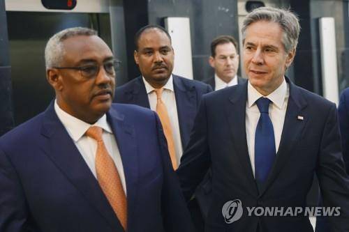 에티오피아 방문한 토니 블링컨 미국 국무장관 (아디스아바바 AP=연합뉴스) 토니 블링컨 미국 국무장관이 15일(현지시간) 에티오피아 수도 아디스아바바에서 데메케 메코넨 에티오피아 부총리 겸 외교부 장관고 만나고 있다. 2023.3.15 photo@yna.co.kr [2023.03.15 송고]