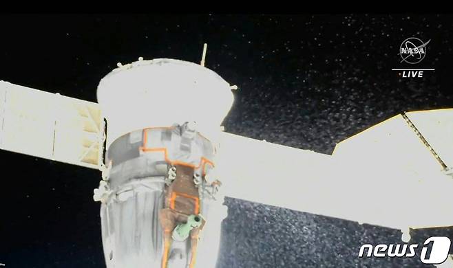미항공우주국(나사)이 촬영한 소유즈 MS-22 후단에서 냉각수가 분사되는 장면 캡처ⓒ AFP=뉴스1