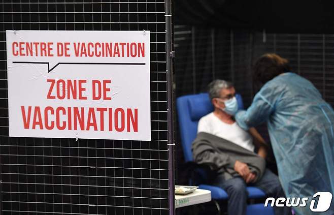 프랑스 남부에서 한 남성이 신종 코로나바이러스 감염증(코로나19) 백신 접종을 하고 있다. 2021.03.02 ⓒ AFP=뉴스1 ⓒ News1 정윤미 기자